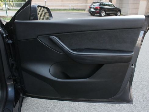 Used 2022 Tesla Model Y Long Range AWD/4WD image 25