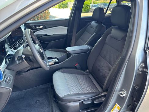 Used 2025 Chevrolet Trax LT image 36