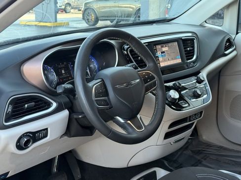 Used 2023 Chrysler Voyager LX image 12