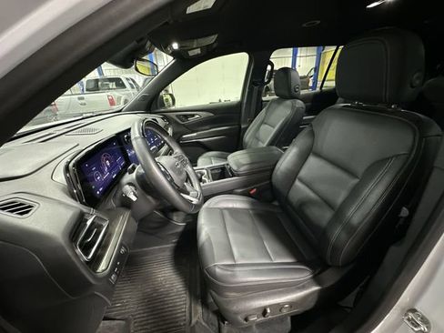 Used 2024 Chevrolet Traverse LT w/ Enhanced Driving Package FWD image 17
