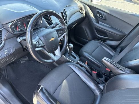 Used 2020 Chevrolet Trax LT w/ LT Convenience Package image 8