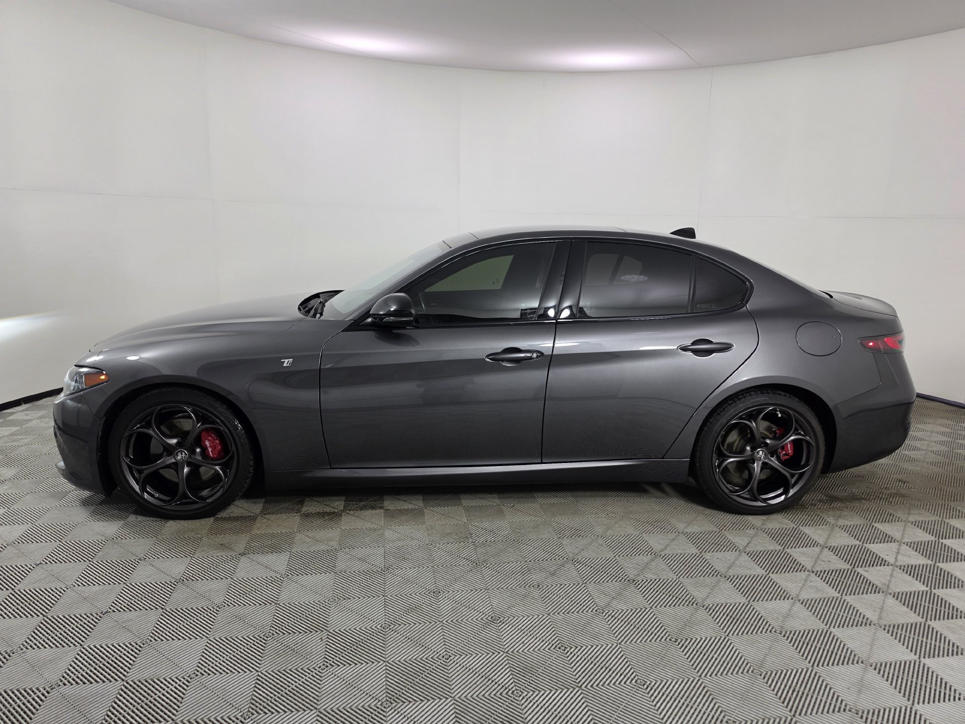 Used 2024 Alfa Romeo Giulia Ti w/ Performance Driving Package RWD image 41