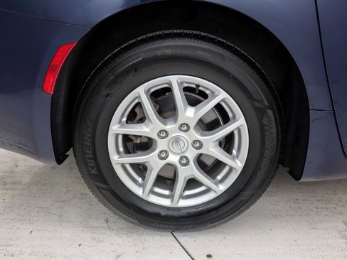 Used 2020 Chrysler Voyager LX image 33