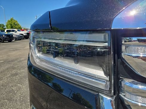 Used 2023 GMC Acadia SLE w/ Driver Convenience Package FWD image 22