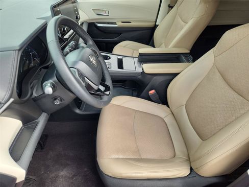Used 2023 Toyota Sienna Limited FWD image 20