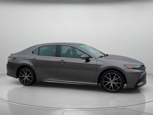 Used 2022 Toyota Camry SE w/ Carpet Mat Package (TMS) image 32