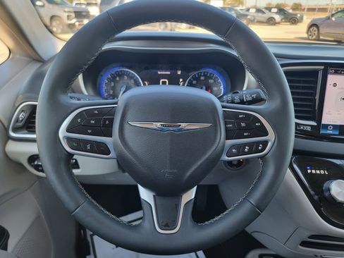 Used 2024 Chrysler Pacifica Touring-L image 18