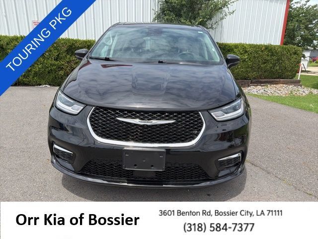 Used 2024 Chrysler Pacifica Touring-L FWD image 2