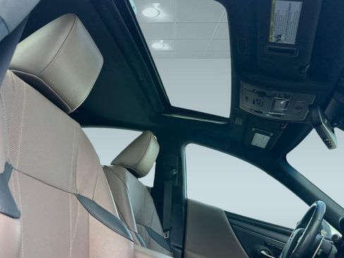 Used 2022 Lexus ES 300h w/ Accessory Package FWD image 24