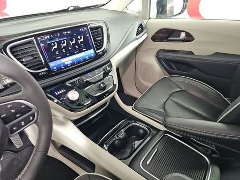 Certified 2024 Chrysler Pacifica Limited image 23