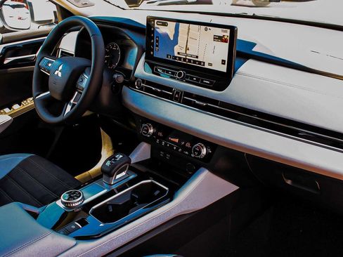 New 2025 Mitsubishi Outlander SE image 43