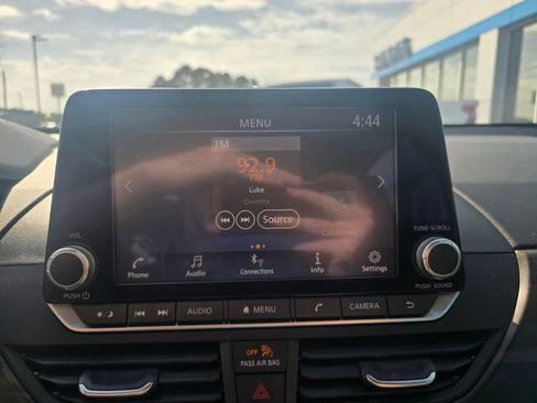 Used 2024 Nissan Altima 2.5 SV FWD image 17