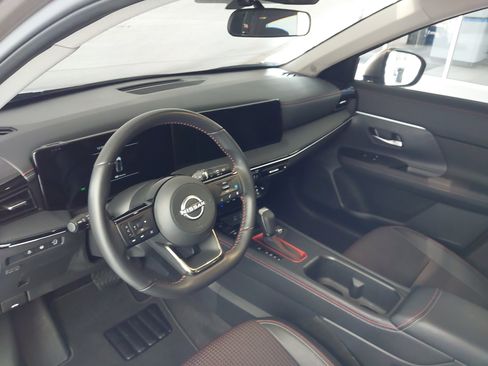 Used 2025 Nissan Kicks SR w/ SR Premium Package FWD image 17
