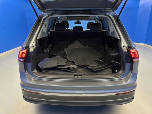 Used 2023 Volkswagen Tiguan SE w/ Panoramic Sunroof Package FWD image 30