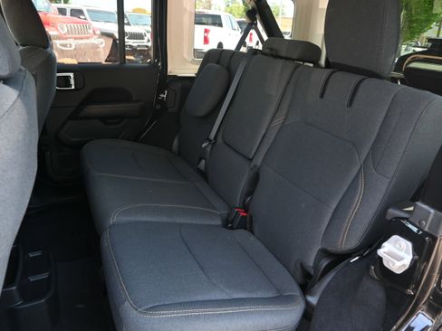 Used 2025 Jeep Wrangler Unlimited Sahara w/ Safety Group AWD/4WD image 31