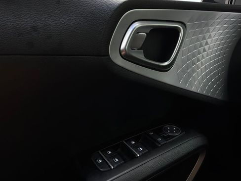Used 2025 Kia Soul LX w/ LX Technology Package FWD image 19
