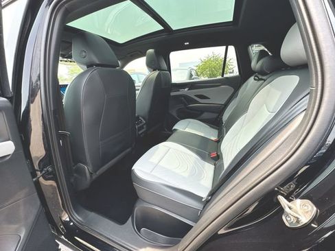 Certified 2025 Volkswagen Tiguan SE R-Line FWD image 21