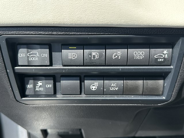 Used 2025 Toyota Sequoia Capstone AWD/4WD image 25