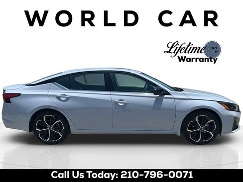 Used 2025 Nissan Altima 2.5 SR w/ SR Premium Package FWD image 2