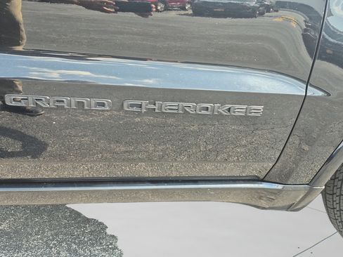 Used 2017 Jeep Grand Cherokee Altitude AWD/4WD image 11