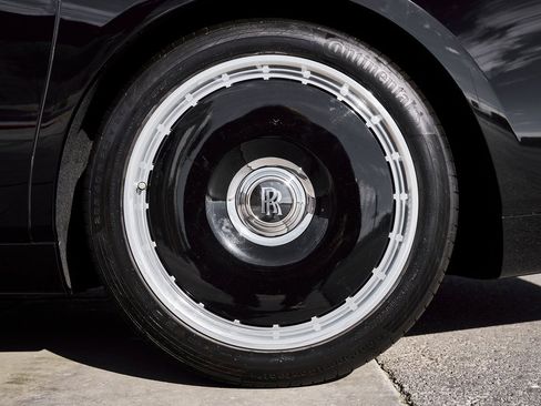 Used 2024 Rolls-Royce Phantom Sedan image 24