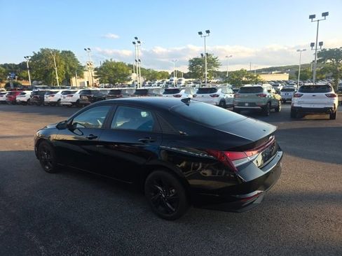 Used 2023 Hyundai Elantra SEL FWD image 3