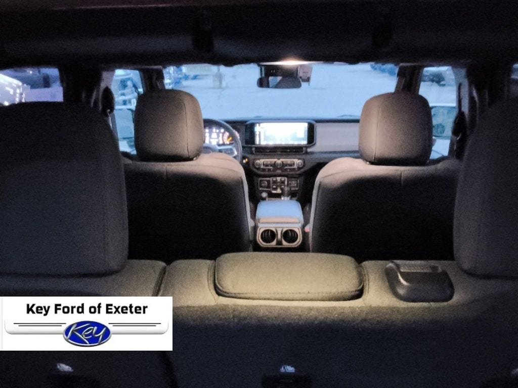 Used 2025 Jeep Wrangler Unlimited Sahara AWD/4WD image 16