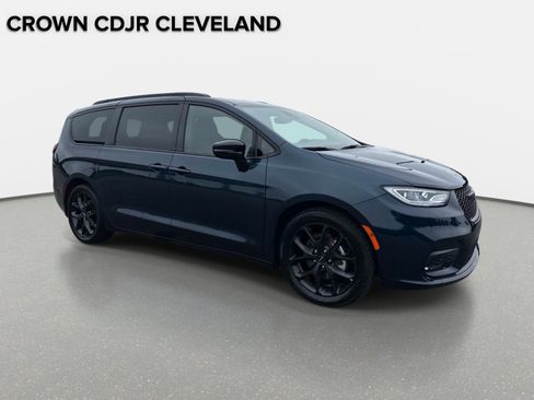 Used 2025 Chrysler Pacifica Limited FWD image 2