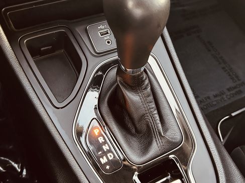 Used 2021 Jeep Cherokee Latitude Plus image 16