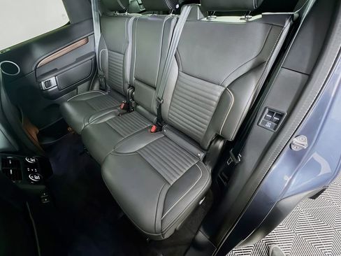 Used 2024 Land Rover Discovery Dynamic SE AWD/4WD image 26