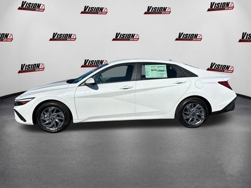 Used 2025 Hyundai Elantra Blue image 8