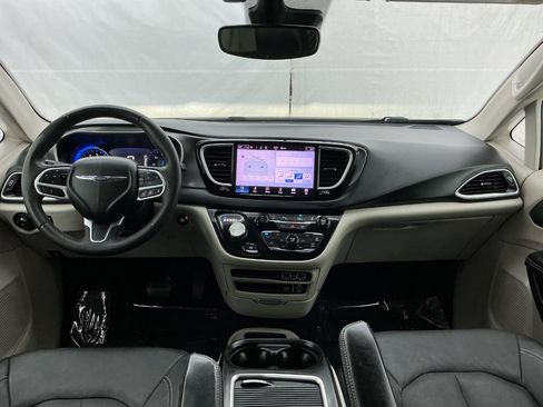 Used 2022 Chrysler Pacifica Touring-L FWD image 24