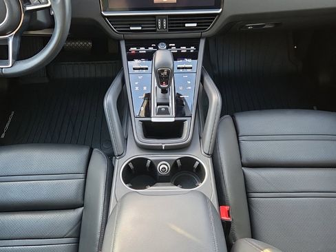 Used 2023 Porsche Cayenne Platinum Edition image 23