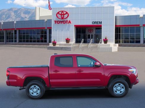 Used 2022 Toyota Tacoma SR image 3