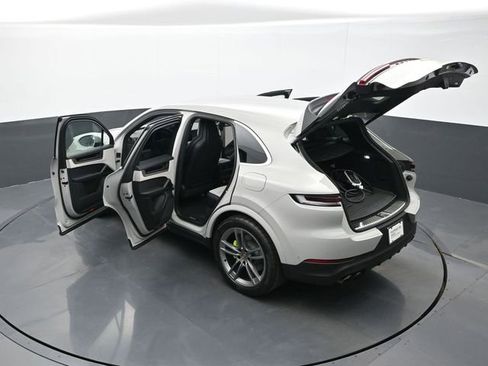 Certified 2025 Porsche Cayenne S AWD/4WD image 29