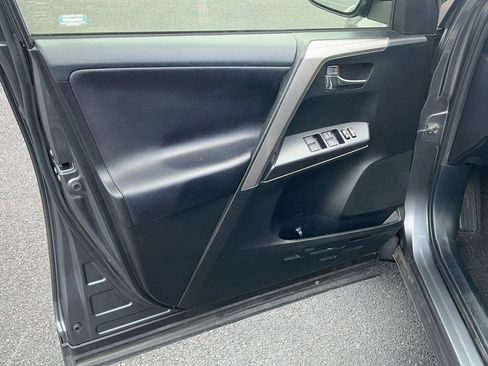 Used 2018 Toyota RAV4 XLE AWD/4WD image 21