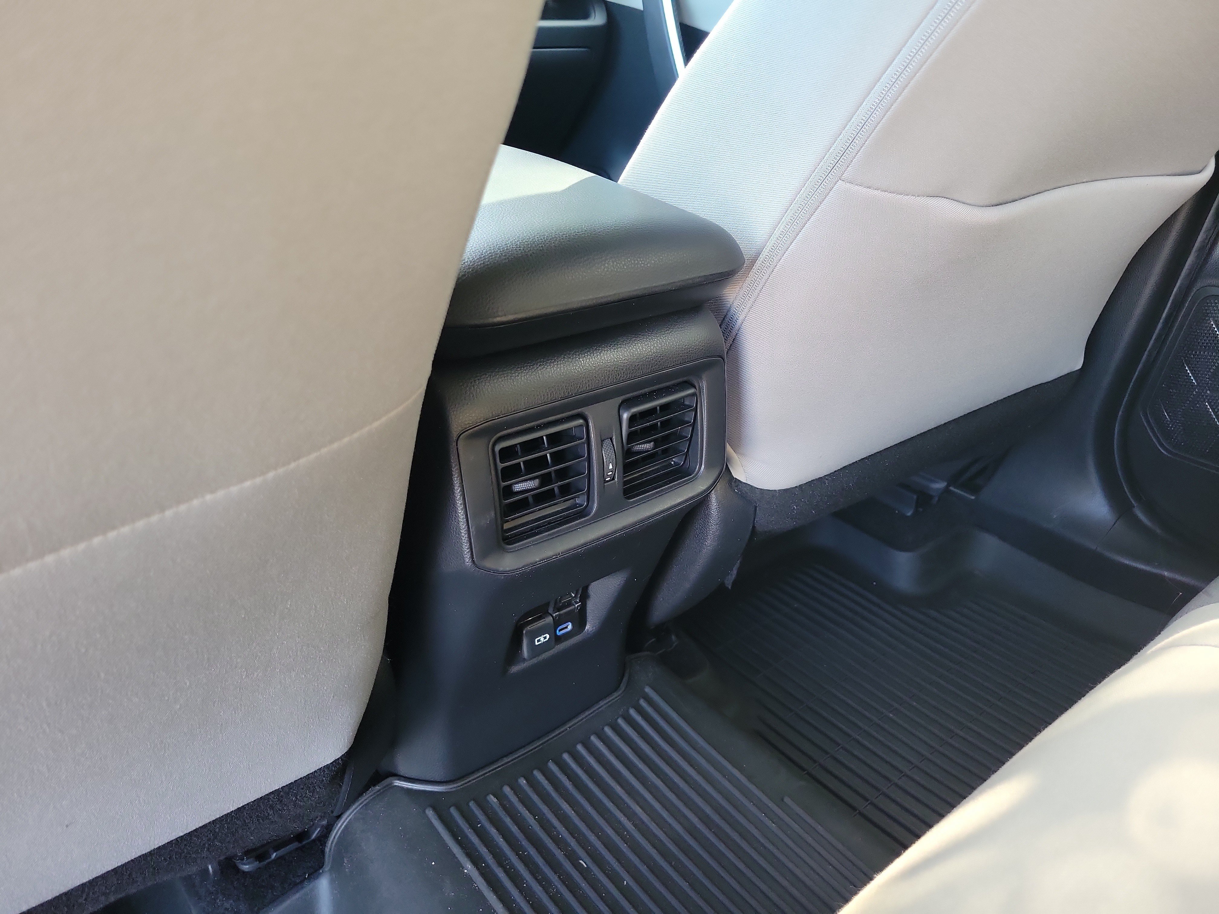 Used 2022 Toyota RAV4 XLE AWD/4WD image 11