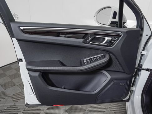 Certified 2024 Porsche Macan AWD/4WD image 29