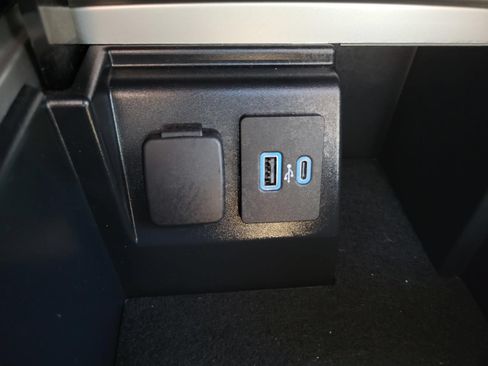 Used 2022 Ford Explorer Limited w/ Equipment Group 301A AWD/4WD image 26