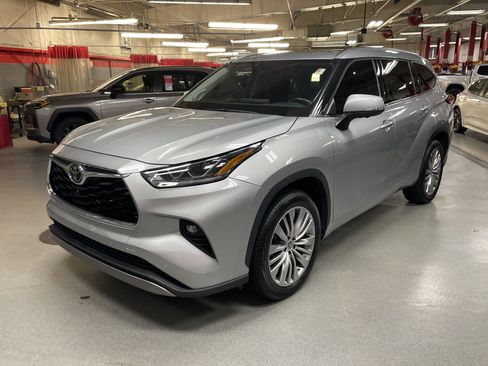 Used 2023 Toyota Highlander Platinum FWD image 5