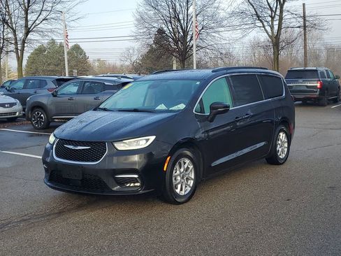 Used 2022 Chrysler Pacifica Touring-L image 2