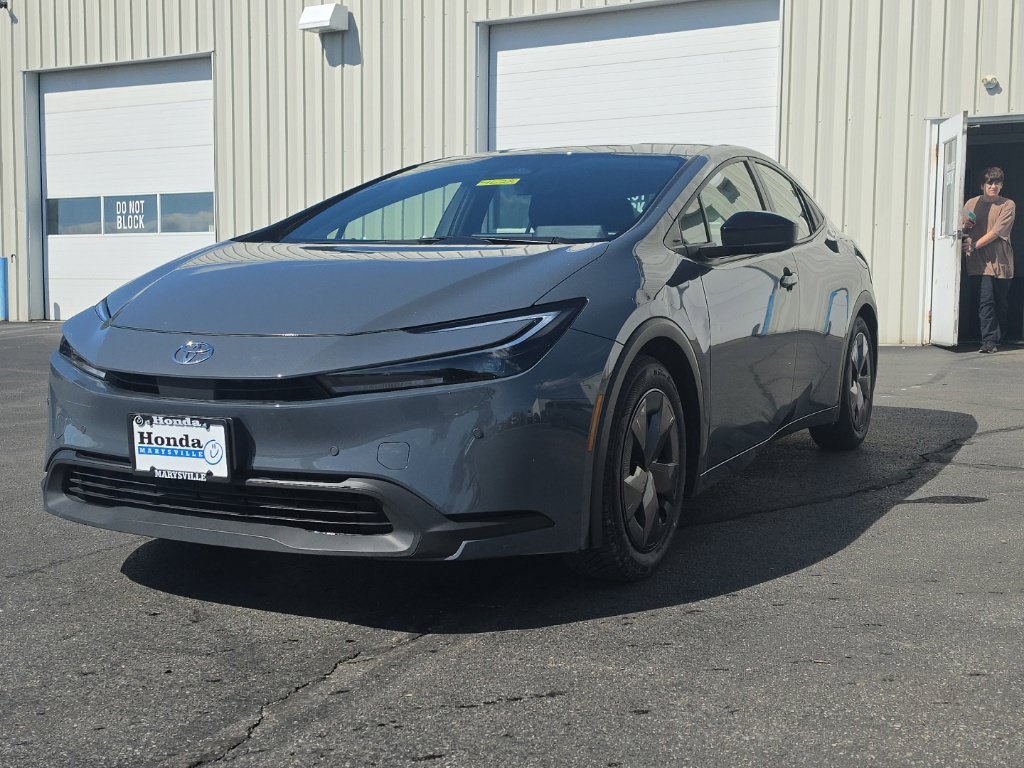 Used 2025 Toyota Prius LE FWD image 3