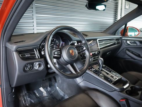 Certified 2022 Porsche Macan AWD/4WD image 4