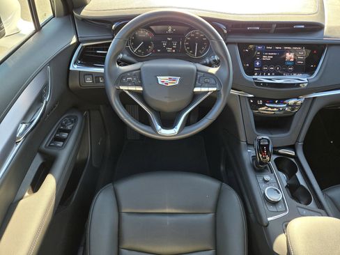 Used 2025 Cadillac XT6 Luxury image 11