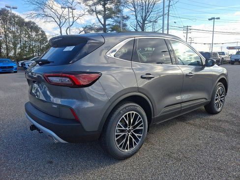 New 2025 Ford Escape SE w/ Class II Trailer Tow Package FWD image 14