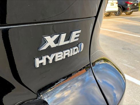 Used 2021 Toyota Venza XLE w/ Carpet Mat Package (TMS) image 9