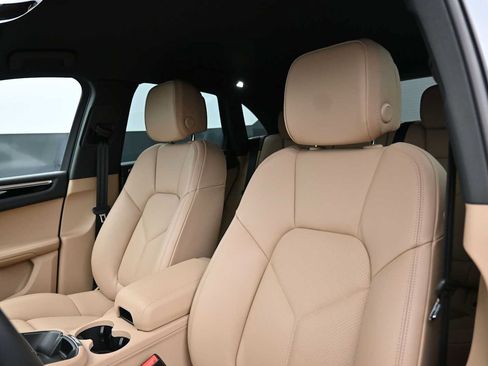 Certified 2025 Porsche Macan AWD/4WD image 5