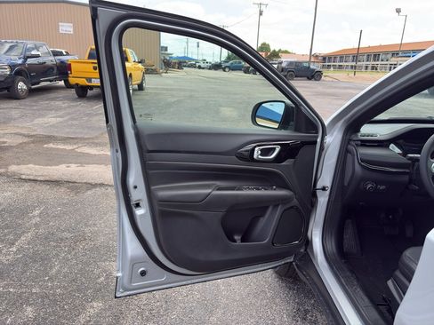 New 2026 Jeep Compass Latitude image 11