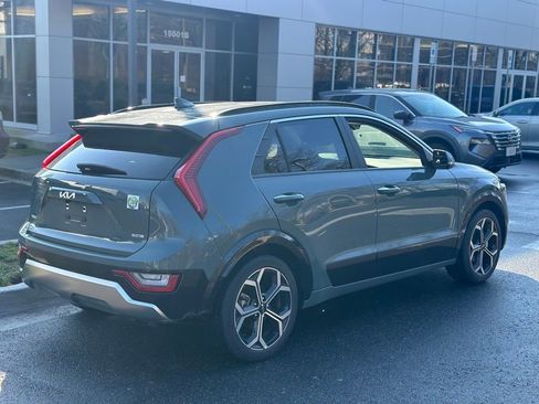 Used 2024 Kia Niro SX Touring image 5