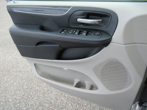 Used 2016 Chrysler Town & Country Touring image 26